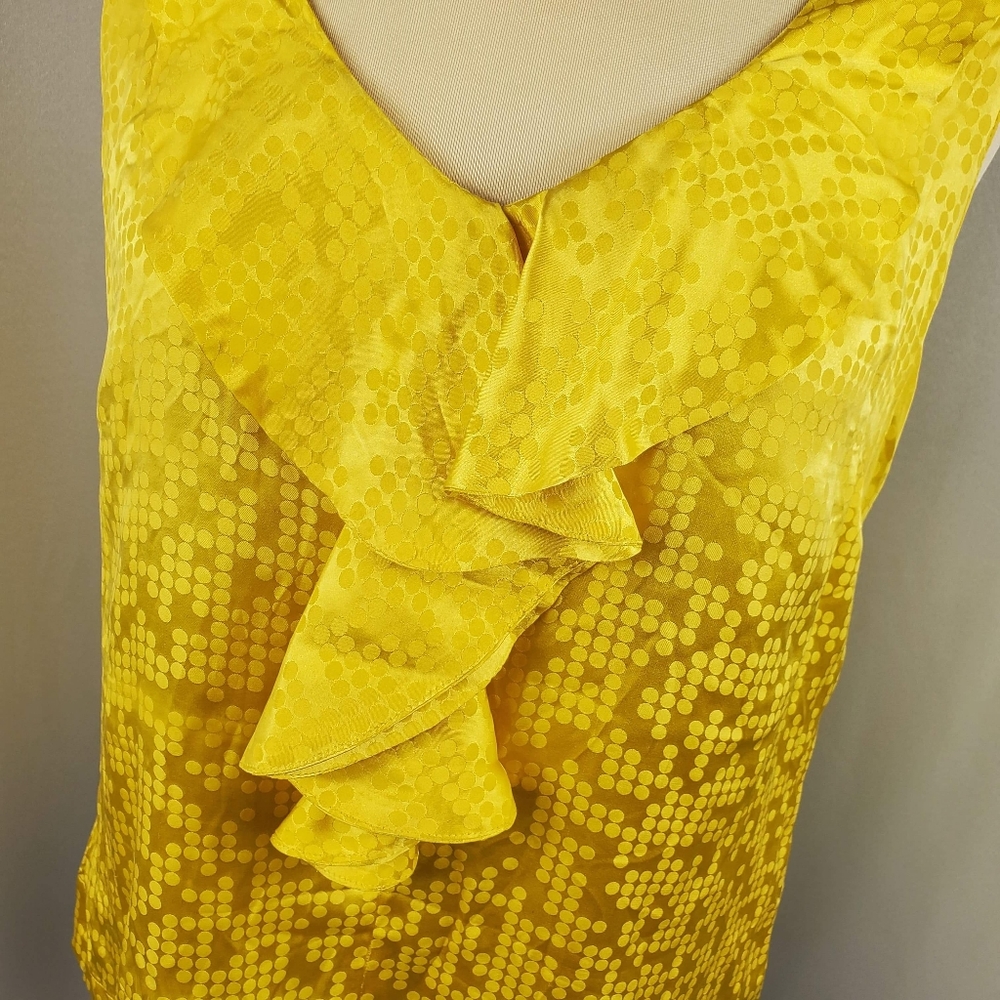 ๐๏ธ Halogen Silk Ruffle Front Sleeveless Top - Picture 2 of 8